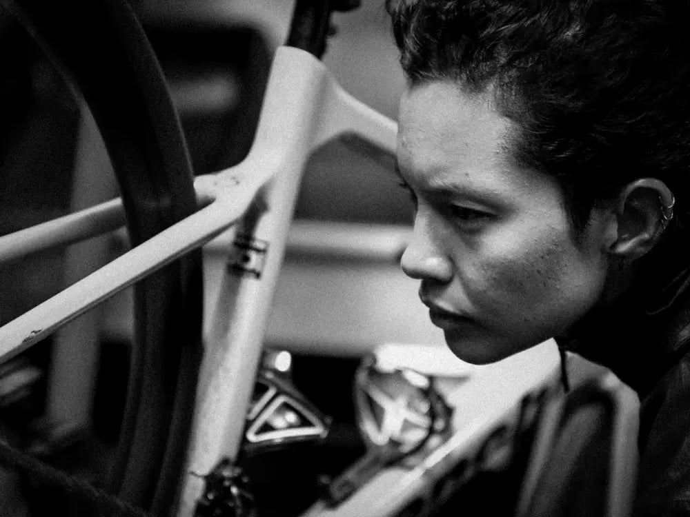 mujer inspecciona bicicleta seminueva velominata